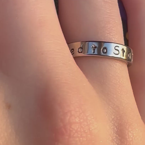 video showing silver called to stay ring on finger
