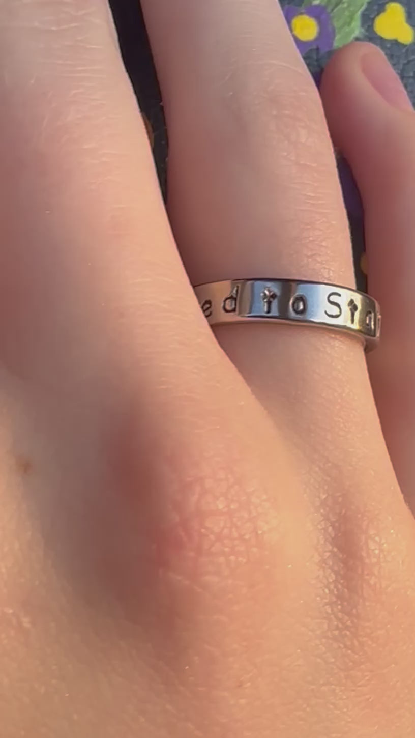 video showing silver called to stay ring on finger
