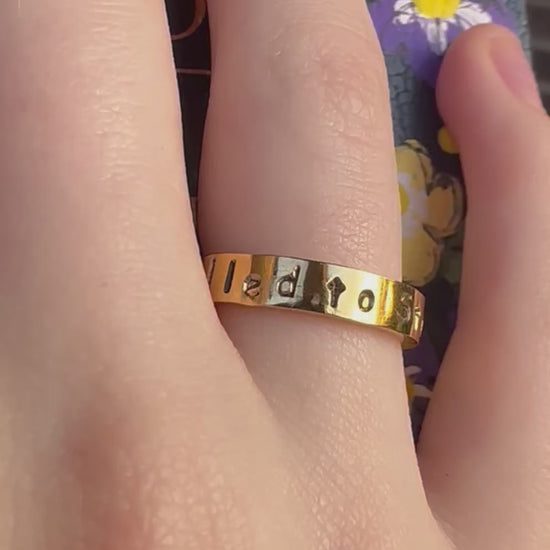 video showing gold called to stay ring on finger